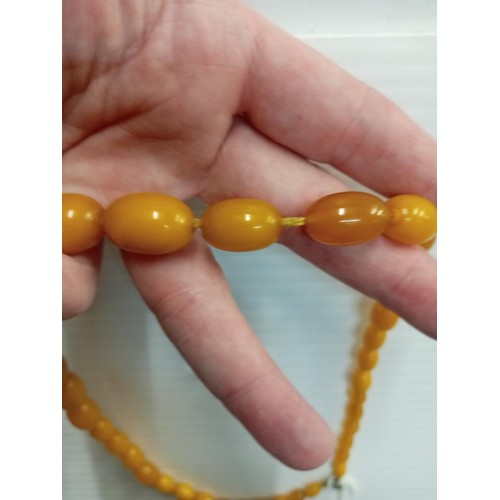 1180 - An amber coloured bead necklace.