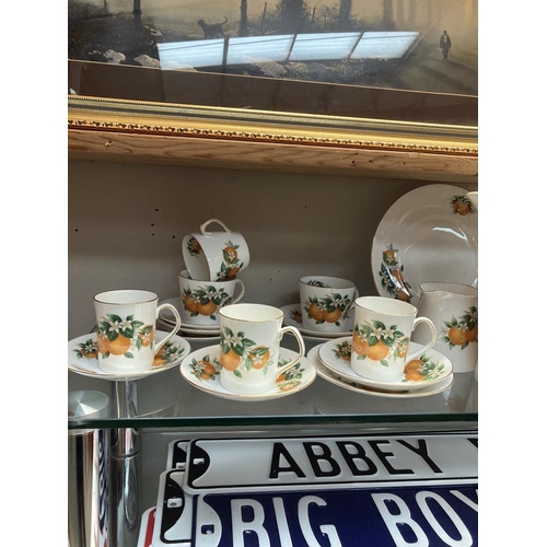 17 - An Elizabethan (mid 20th C) fine bone china orange tea set