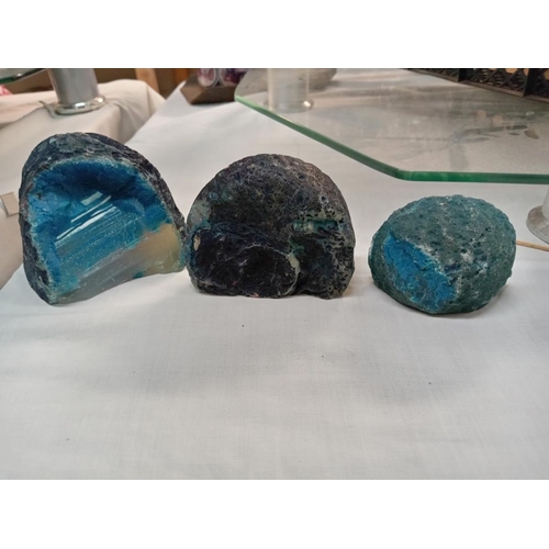 178 - 3 Pieces of blue agate. Height 5.5cm, 6m5cm & 7.5cm