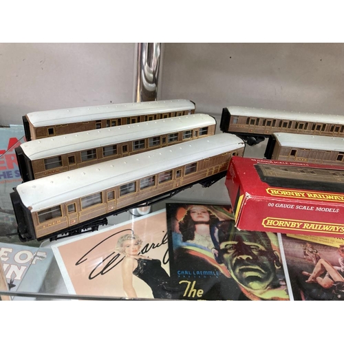 60 - A quantity of '00' gauge woodgrain coaches