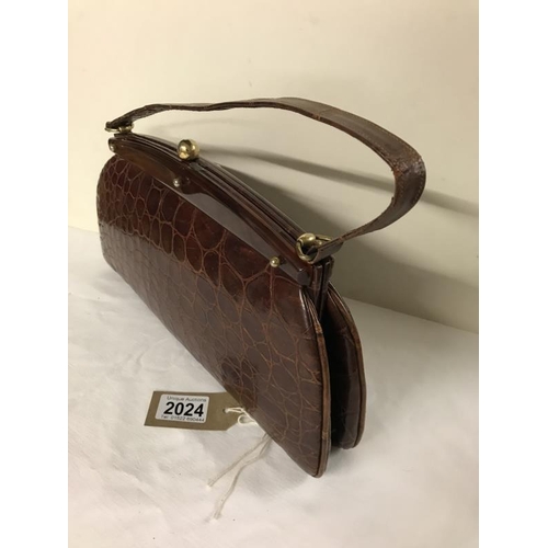 2024 - Vintage Crocodile Skin Handbag. Missing 1x knob. clasp still functional 33x17x5cm