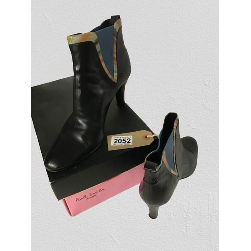 2052 - Paul Smith high heel shoes. Black leather signature with stripe trim. Size 4 / 37