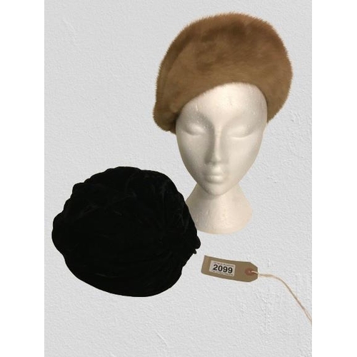 2099 - Two vintage hats and a Elizabeth Taylor style velvet turban
Two vintage hats, mink comprising a 1960... 