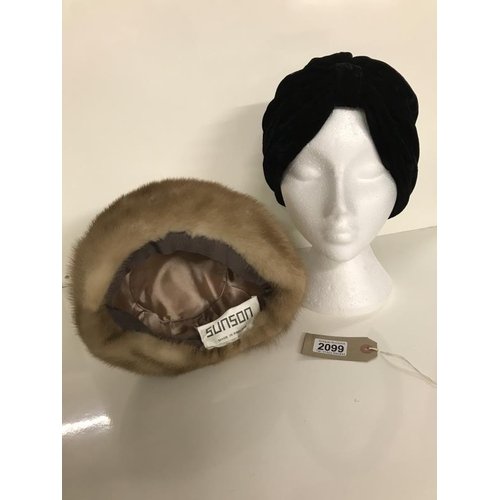 2099 - Two vintage hats and a Elizabeth Taylor style velvet turban
Two vintage hats, mink comprising a 1960... 