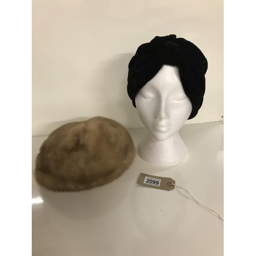 2099 - Two vintage hats and a Elizabeth Taylor style velvet turban
Two vintage hats, mink comprising a 1960... 