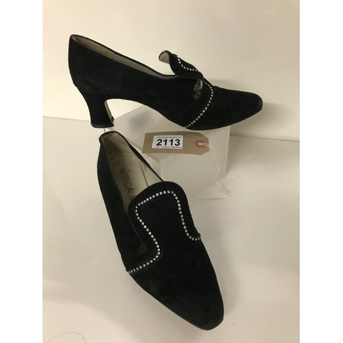 2113 - Vintage Rebecca Sanver Spanish designer shoes, black suede courts with crystal trim, size 37, 4