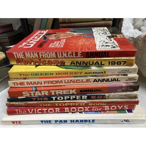 405 - A selection of vintage children's books & annuals