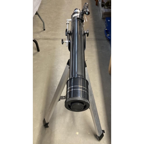 482 - An Orion Observer II telescope on tripod stand