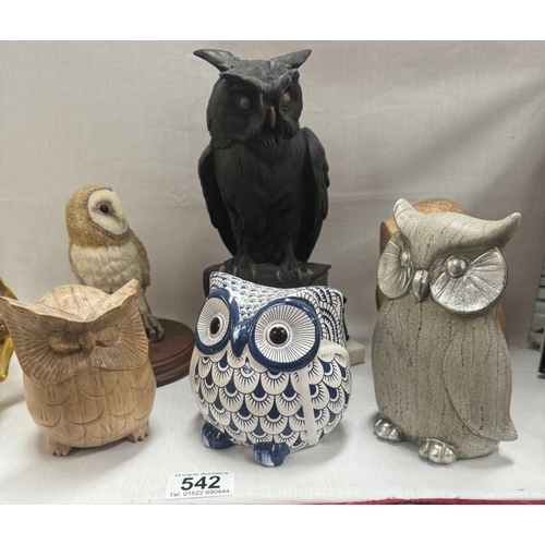 542 - A quantity of ceramic & wooden owls