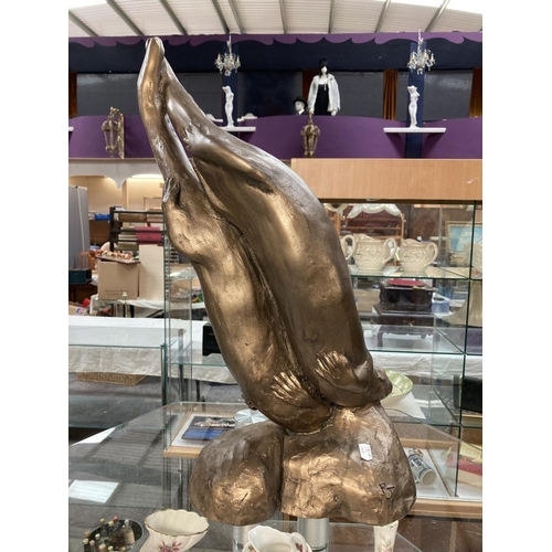 613 - A sculpture of 2 otters fishing