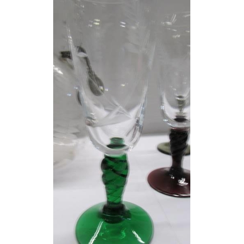 280 - A glass claret jug engraved with birds and 6 engraved glasses with coloured stems.