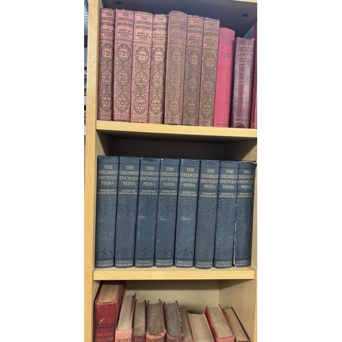 595 - A large quantity of vintage books