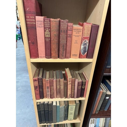 595 - A large quantity of vintage books