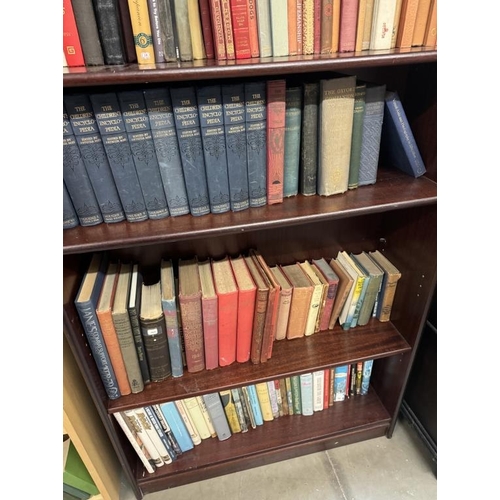 595 - A large quantity of vintage books