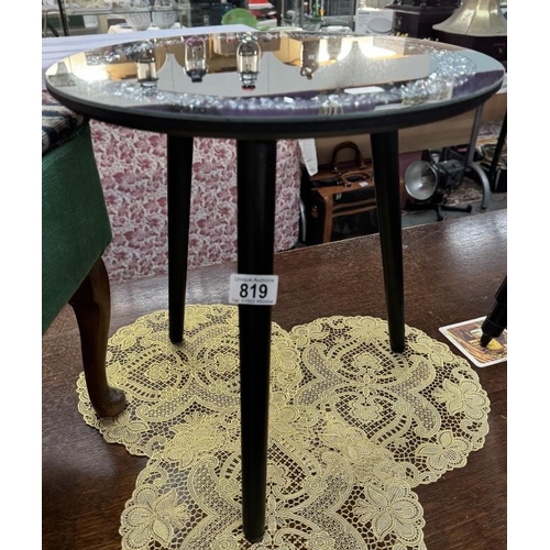 819 - A mirror topped side table