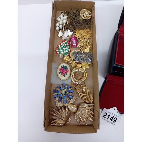 2149 - A mixed lot of brooches & scarf clips etc.