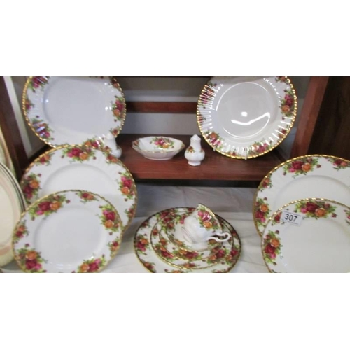 307 - 33 pieces of Royal Albert Old Country Roses tea and dinner ware, all first quality, plates 26, 20.5 ... 