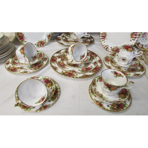 307 - 33 pieces of Royal Albert Old Country Roses tea and dinner ware, all first quality, plates 26, 20.5 ... 