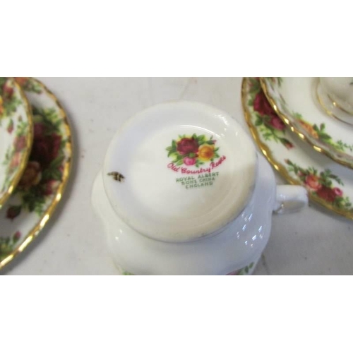 307 - 33 pieces of Royal Albert Old Country Roses tea and dinner ware, all first quality, plates 26, 20.5 ... 