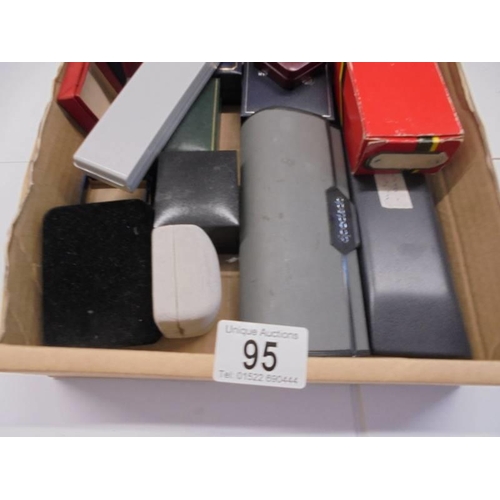 95 - A quantity of assorted jewellery and watch boxes.