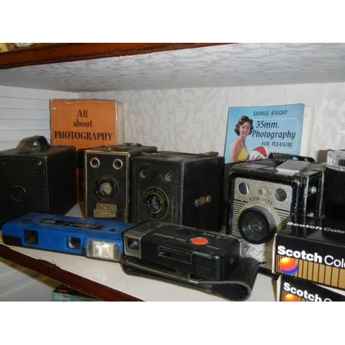 561 - A mixed lot of vintage camera's etc.,