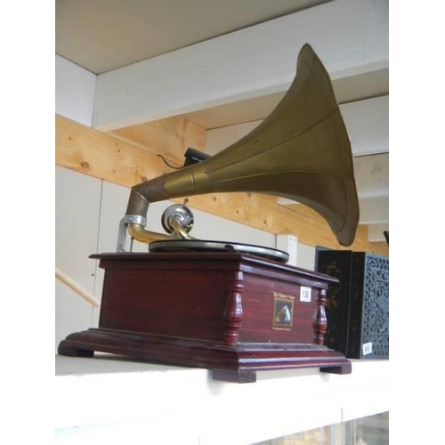 136 - A horn gramophone with brass horn, in working order, COLLECT ONLY.