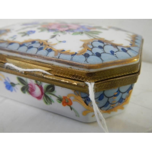 155 - A good early 20th century hand painted porcelain patch/pill box.