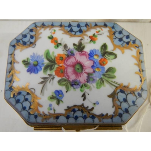 155 - A good early 20th century hand painted porcelain patch/pill box.