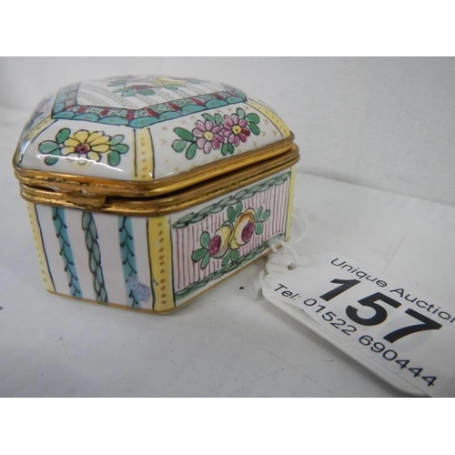 157 - A good early 20th century hand painted porcelain patch/pill box.