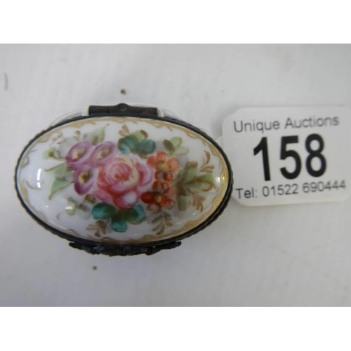 158 - A good small early 20th century hand painted porcelain patch/pill box.