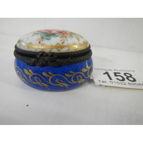 158 - A good small early 20th century hand painted porcelain patch/pill box.