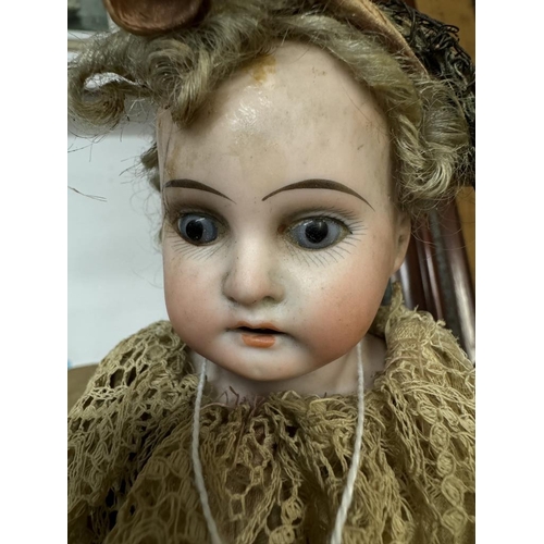 208 - A 19th century German porcelain musical doll, AM10/OXDEP. 3200, not working.