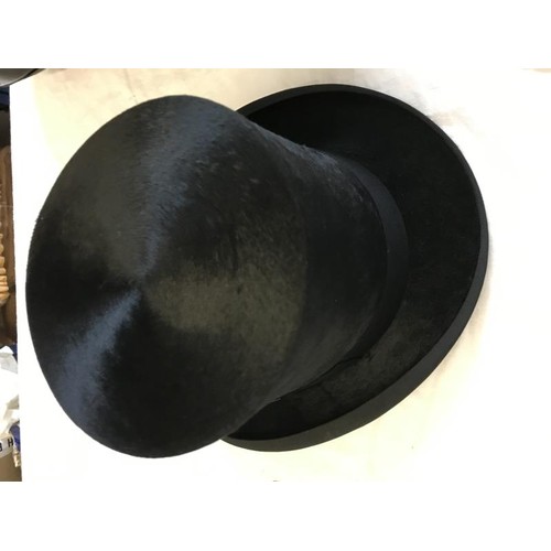 2150D - A Lincoln Bennett & Co silk top hat. Size 56.5cm