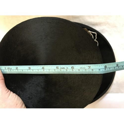 2150D - A Lincoln Bennett & Co silk top hat. Size 56.5cm