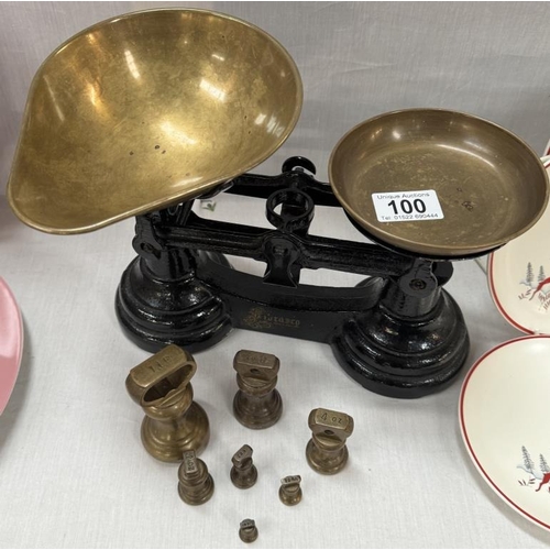 100 - A set of vintage kitchen scales & weights