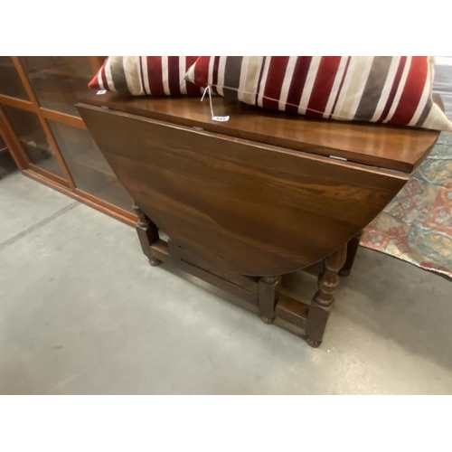 444 - An oak drop leaf table