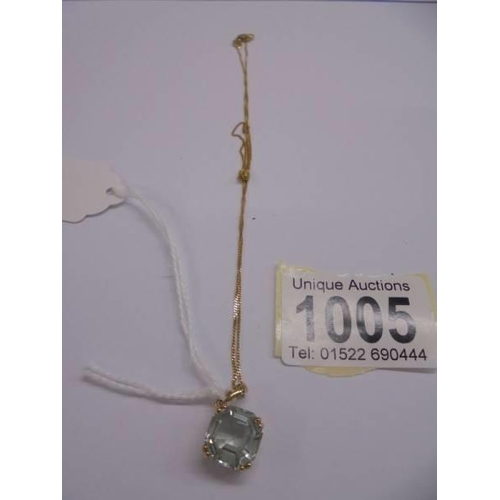 1005 - A 9ct gold pendant set green stone on gold chain (chain knotted). 3.27 grams.