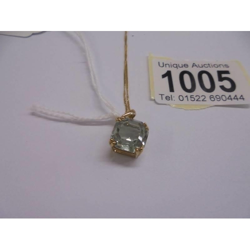 1005 - A 9ct gold pendant set green stone on gold chain (chain knotted). 3.27 grams.