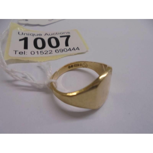 1007 - A 9ct gold gents signet ring, size R, 6.81 grams.