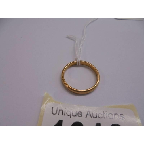 1013 - A 22ct gold wedding ring, size N, 3.37 grams.