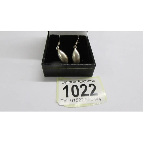 1022 - A pair of 9ct white gold drop earrings, 1.76 grams.