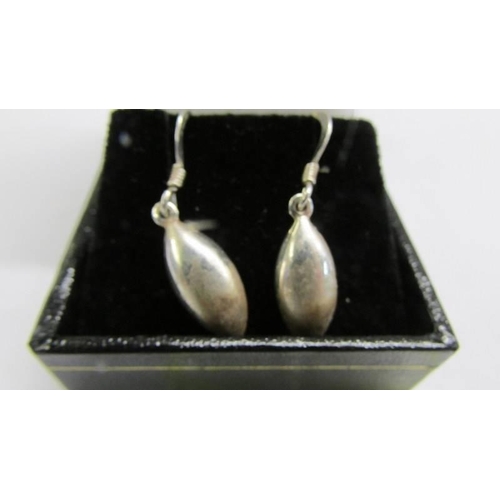 1022 - A pair of 9ct white gold drop earrings, 1.76 grams.