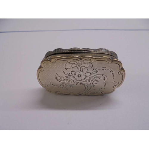 1104 - An early 19th century silver vinaigrette.