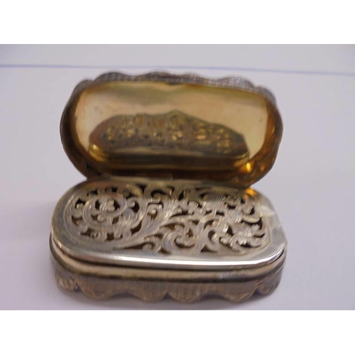 1104 - An early 19th century silver vinaigrette.