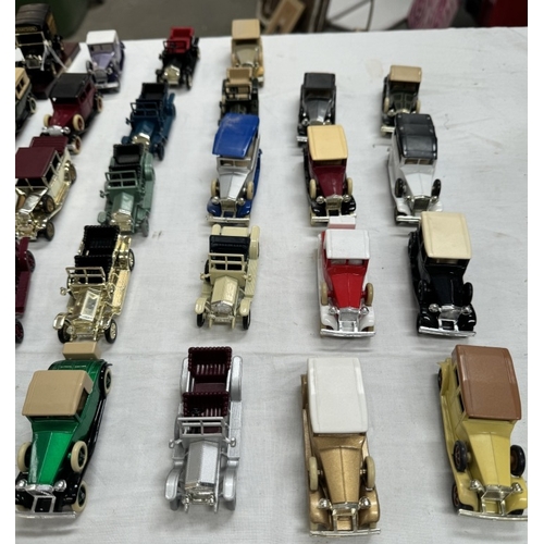 28 - A good lot of unboxed Lledo model cars