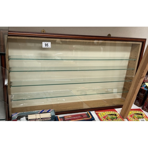 95 - A model collectors display cabinet shelf. Shelf Width 70cm, Depth 7cm, Height 37.5cm. Overall W76.5 ... 