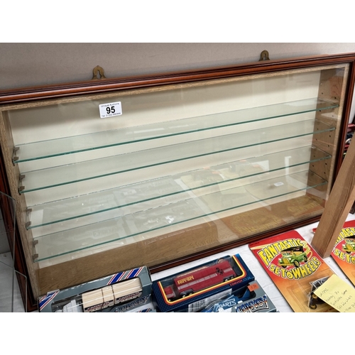 95 - A model collectors display cabinet shelf. Shelf Width 70cm, Depth 7cm, Height 37.5cm. Overall W76.5 ... 