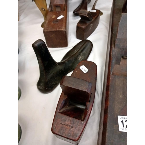 1208 - 3 Metal shoe stretchers & 5 Vintage wooden planes