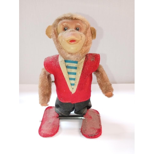 1405 - 2 vintage clockwork monkeys, no keys, untested