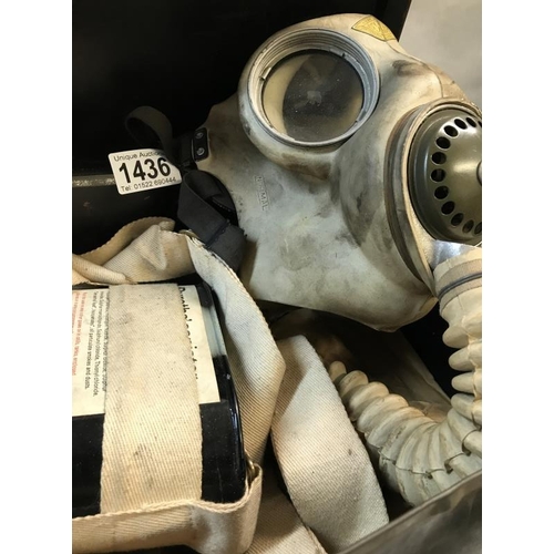 1436 - A Siebe German gas mask in original case